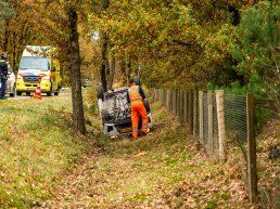 Eenzijdig ongeval: auto belandt over de kop in sloot in Ermelo