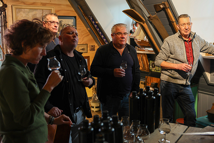 Aqua Anguilla: paling ontmoet roggejenever: Lancering Palingborrel in museum Dries van den Berg & Zn