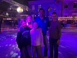 18e Harderwijk op IJs feestelijk geopend: Viking geeft 180 kinderen schaatslessen