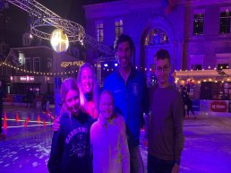 18e Harderwijk op IJs feestelijk geopend: Viking geeft 180 kinderen schaatslessen