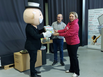 Eerste exemplaar Monopoly Harderwijk officieel uitgereikt