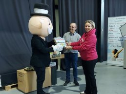 Eerste exemplaar Monopoly Harderwijk officieel uitgereikt