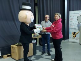 Eerste exemplaar Monopoly Harderwijk officieel uitgereikt