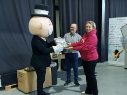 Eerste exemplaar Monopoly Harderwijk officieel uitgereikt