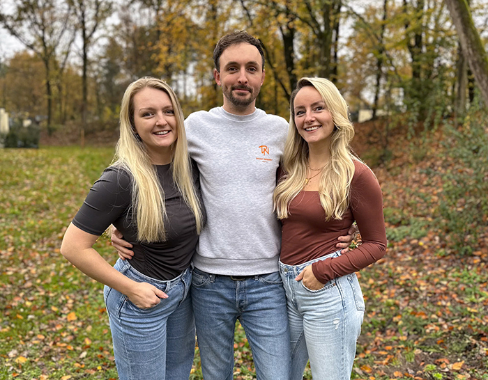 Harderwijkse broer en zussen beklimmen Alpe d’HuZes voor hun moeder: “Haar kracht is onze grootste i