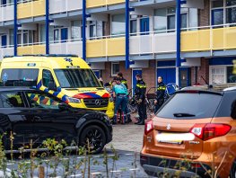 Persoon zwaar gewond onder aan flat aangetroffen Harderwijk