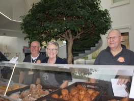 Jubileum Oliebollenverkoop in St Jansdal ziekenhuis