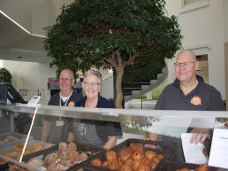Jubileum Oliebollenverkoop in St Jansdal ziekenhuis