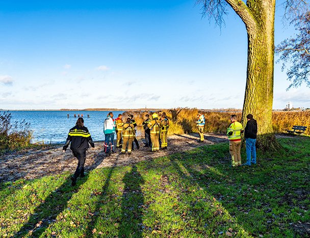 Hond achter vogels aan het water in; eigenaar springt erachteraan bij Zeepad Harderwijk