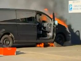 Bestelbus vat vlam aan de Voltastraat in Harderwijk