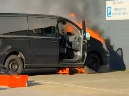 Bestelbus vat vlam aan de Voltastraat in Harderwijk