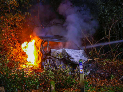  Auto vliegt in brand na botsing tegen boom: één dode en één zwaargewonde