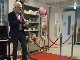 Opening verkooppunt christelijke boek- en cadeauwinkel Oase in zorginstelling Sonnevanck