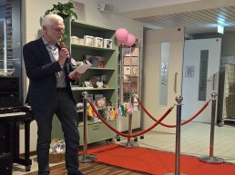 Opening verkooppunt christelijke boek- en cadeauwinkel Oase in zorginstelling Sonnevanck