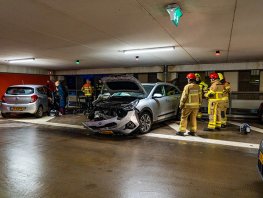 Auto botst tegen muur in parkeergarage Sint Jansdal; oudere vrouw naar ziekenhuis
