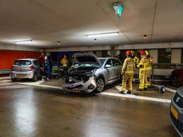 Auto botst tegen muur in parkeergarage Sint Jansdal; oudere vrouw naar ziekenhuis