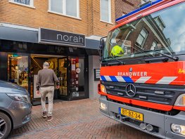 Woning en kledingwinkel Norah onder water na wateroverlast aan Donkerstraat
