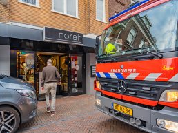 Woning en kledingwinkel Norah onder water na wateroverlast aan Donkerstraat
