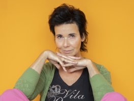 Caroline Moezelaar speelt VALENTINA, een ode aan de (niet-)moeder