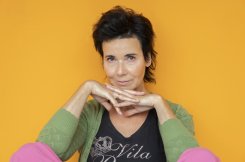 Caroline Moezelaar speelt VALENTINA, een ode aan de (niet-)moeder