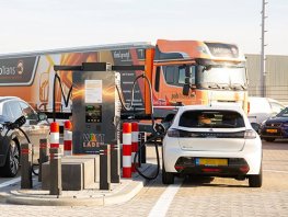 Niet te missen op de weg: de elektrische Mercedes e-Actros van JobTrans
