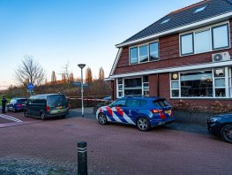 Politieonderzoek bij woning aan Rapdreef; forensische teams ter plaatse
