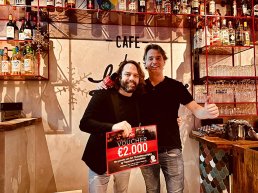 Café de Liefde haalt eerste goede doel binnen: €2.000 voor thuiszittersproject Popschool Foundation