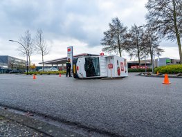Picnic-bezorgwagen kantelt na aanrijding op kruising in Harderwijk