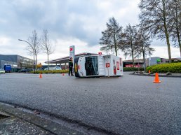 Picnic-bezorgwagen kantelt na aanrijding op kruising in Harderwijk