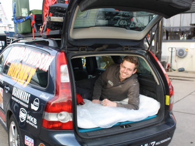 Micha (21) rijdt autorally ‘Carbage Run’ in ijzige kou