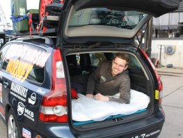 Micha (21) rijdt autorally ‘Çarbage Run’ in ijzige kou