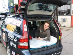 Micha (21) rijdt autorally ‘Çarbage Run’ in ijzige kou