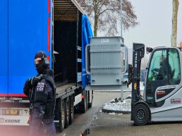 Politie en arrestatieteam vallen pand binnen in Harderwijk