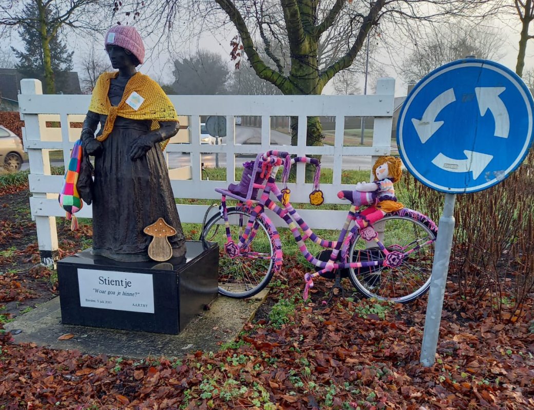 Stientje warm aangekleed door Hierdense breiclub