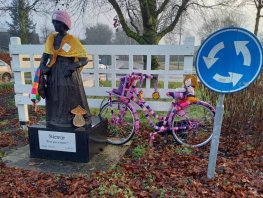 Stientje warm aangekleed door Hierdense breiclub