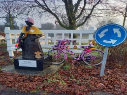 Stientje warm aangekleed door Hierdense breiclub