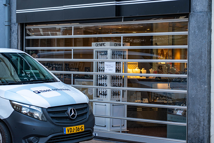 Inbraak bij juwelier in Smeepoortstraat, daders vluchten in Volkswagen Golf