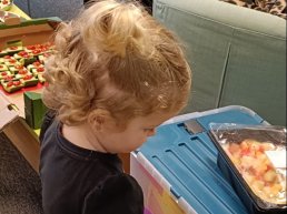 Samen Gezond Genieten: kinderen genieten van een gezond fruitbuffet