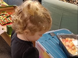 Samen Gezond Genieten: kinderen genieten van een gezond fruitbuffet