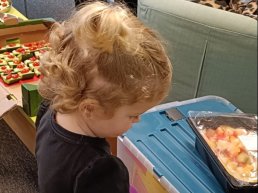 Samen Gezond Genieten: kinderen genieten van een gezond fruitbuffet