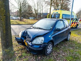 Vrouw botst met auto tegen boom in Harderwijk