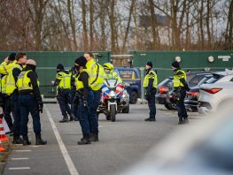 Grootschalige controle van politie, Belastingdienst en Douane bij P8 Zonneweide in Harderwijk