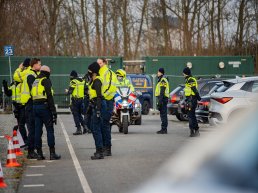 Grootschalige controle van politie, Belastingdienst en Douane bij P8 Zonneweide in Harderwijk