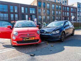 Twee auto’s botsen op Vuurtorenweg in Harderwijk