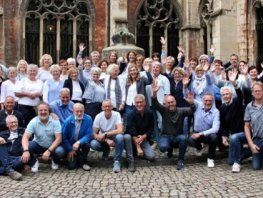 Paaszang met praisekoor Menorah aan de haven