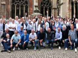 Paaszang met praisekoor Menorah aan de haven