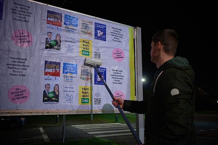 D66 plakt posters met alle partijen om einde te maken aan Harderwijkse plakstrijd