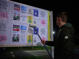 D66 plakt posters met alle partijen om einde te maken aan Harderwijkse plakstrijd