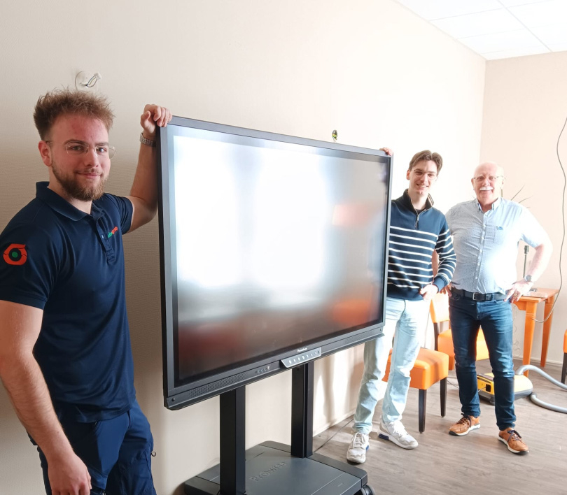 Fantastische donatie: digitaal schoolbord voor Odensehuis Harderwijk