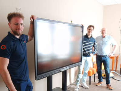 Fantastische donatie: digitaal schoolbord voor Odensehuis Harderwijk